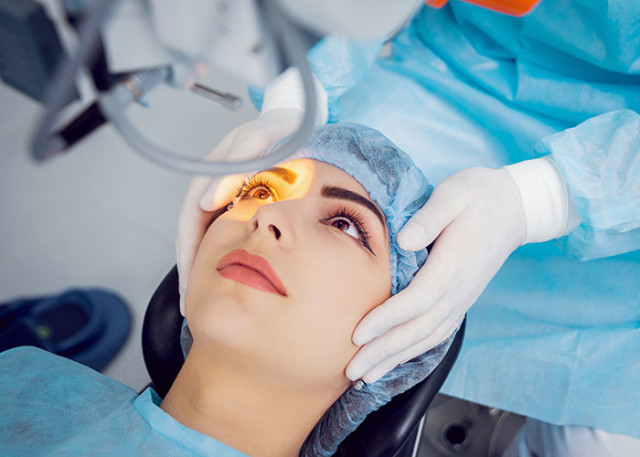 laser-eye-surgery-girl